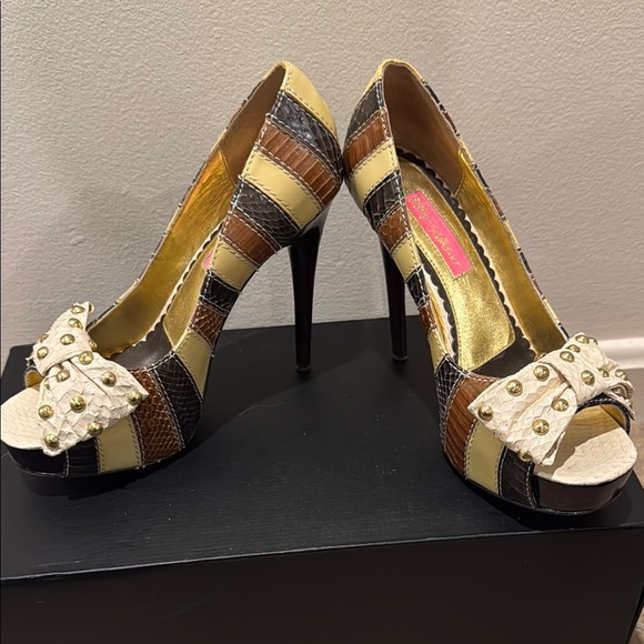 Betsey Johnson Cream and Brown High-Heeled Pumps with Bow GUC - Picture 3 of 5